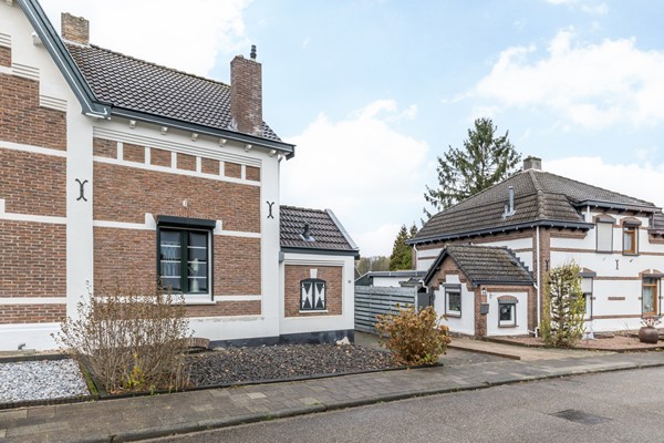 Foto - Te koop: Instapklare, monumentale woning met ruime woonkamer, tuinkamer en echte Amerikaanse veranda op een ruim perceel in Landgraaf.